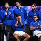 El español (d), notablemente afectado a nivel emocional, dijo no poder continuar en la edición que se disputa hasta mañana 25 de septiembre en Londres.