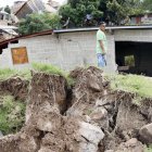 Familias observan los daños dejados por las lluvias, en Tegucigalpa (Honduras).
