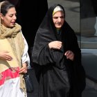 Dos mujeres iraníes caminan por una calle de la ciudad de Teherán, el 19 de septiembre.