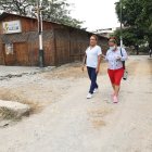 Los habitantes de Sauces 4 caminan por calles dañadas