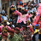 El personaje "Mama Negra" (c) recorre las calles en el tradicional rito mercedario en la cuidad de Latacunga (Ecuador).