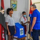 El presidente de Cuba, Miguel Díaz Canel, llega a un centro de votación, este domingo 25 de septiembre.