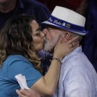 El candidato a la presidencia de Brasil Luiz Inácio Lula da Silva, besa a su esposa Janja, durante un acto de campaña en la escuela de samba Portela.
