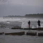 Dos personas pescan en la playa hoy, mientras el país se prepara para el paso en las próximas horas del huracán Fiona, en Nagua (República Dominicana).