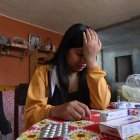 Dolencias. Las crisis de la miastenia gravis no tienen tiempo ni espacio. Su medicación es a diario para controlar que en aquellos transes pueda perder la vida por un parocardiaco o falta de oxigeno.