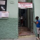 Un niño observa hacia el interior de un colegio electoral durante la votación por el referendo sobre el nuevo código de familia hoy, en La Habana (Cuba).