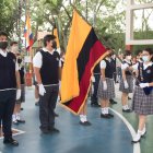 Andrea Álava, abanderada del Liceo Panamericano, realiza la cobijada de la bandera.
