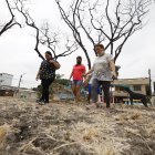 Los vecinos caminan por el piso de tierra cuarteada del parque que tratan de recuperar a través de la autogestión.