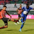 Los millonarios ganaron en Portoviejo y no se bajan de la pelea por la etapa.