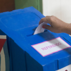 Detalle de la mano de una persona al ejercer su derecho al voto, durante el referendo sobre el nuevo código de familia, en La Habana (Cuba).