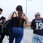 Familiares de las víctimas llegaron a la morgue para retirar los cuerpos de sus seres queridos. Estaban consternados