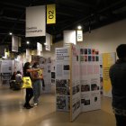 Ciudad de México. Varias personas observan parte de las propuestas finalistas y premiadas en la XII Bienal Iberoamericana de Arquitectura y Urbanismo.