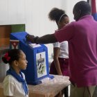 Un hombre ejerce su derecho al voto ayer durante la jornada de votaciones, en el marco del referendo sobre el nuevo código de familia, en La Habana (Cuba).