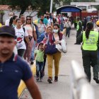 Personas caminan durante la reapertura de frontera entre Venezuela y Colombia hoy en el Puente Simón Bolivar (Venezuela). De ambos lados de la frontera, tanto las autoridades como los ciudadanos han manifestado su intención de que la reapertura total suponga un cambio positivo para sus vidas, por lo que creen que el regreso del transporte de carga empezará a revitalizar regiones golpeadas por un comercio disminuido a mínimos históricos durante los últimos siete años. EFE/Rayner Peña