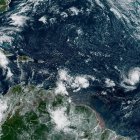 Imagen satelital cedida este lunes por la Oficina Nacional de Administración Oceánica y Atmosférica de Estados Unidos (NOAA), a través del Centro Nacional de Huracanes (NHC), en la que se registra la situación del clima con en el Atlántico.