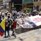 Miles de personas salieron este lunes a las calles de las principales ciudades de Colombia para protestar contra las reformas económicas y políticas del presidente Gustavo Petro