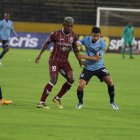 9 de Octubre (rojo) perdió ante la Universidad Católica y está cerca del descenso.