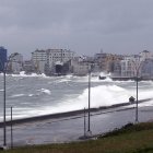 Fuerte oleaje golpea el malecón en La Habana (Cuba), en una fotografía de archivo.