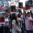 El pueblo iraní sostiene una foto de Mahsa Amini y otras víctimas, durante una protesta de  hoy lunes 26 de septiembre de 2022