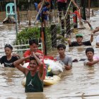Ciudadanos caminan con el agua hasta la cintura debido a la inundación provocada por el tifón Noru en la localidad de San Miguel de Bulacan, en la isla de Luzón, Filipinas. EFE/EPA/ROLEX DELA PENA