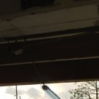 Hay luminarias que están colgando y sin mantenimiento alguno.