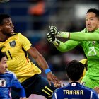 El portero Daniel Schmidt (d) sacó varias pelotas claras de gol de Ecuador en el primer tiempo.
