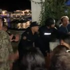 Escenario. Un grupo de personas llegó hasta la capitanía de Puerto Ayora a reclamar por los suyos.