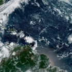 Imagen satelital cedida hoy por la Oficina Nacional de Administración Oceánica y Atmosférica de Estados Unidos (NOAA), a través del Centro Nacional de Huracanes (NHC), en la que se registra la localización del huracán Ian de categoría 3 en la escala Saffir-Simpson a unas millas de la costa de Florida.
