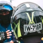 Hecho. A partir del 1 de octubre es obligatorio los sticker en los cascos.