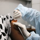 Una mujer recibe una inyección de la vacuna contra el virus del ébola en un hospital de Costa de Marfil en agosto de 2021. EFE/EPA/LEGNAN KOULA