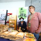 Productor. Manuel Cujilema, presidente de la Corporación de Productores y Comercializadores Orgánicos Bio Taita Chimborazo, muestra los productos de quinua orgánica que exportan a Francia.