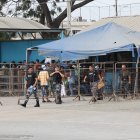 Visitas. Este martes, a vísperas de cumplirse un año de la masacre que cobró la vida de 125 convictos, se registró una aparente normalidad en el ingreso de mujeres a las denominadas visitas íntimas.