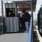 Corredor. En la parada Seminario Mayor, en el norte, la gente pagaba ayer 35 centavos. Pocos conocían que era un valor todavía no autorizado.
