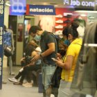 Situación. Un grupo de compradores cotiza los precios de las prendas expuestas en tienda de Guayaquil.