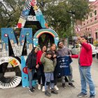 Javier Heredia aprovecha para fotografiarse junto a la familia Rangel en uno de los monumentos más emblemáticos de la ciudad de Córdoba, junto a la camiseta de Independiente del Valle.