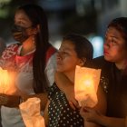 Familiares de los reclusos asesinados en la mayor masacre carcelaria de Ecuador sostienen velas hoy, en una misa y vigilia en Guayaquil (Ecuador).