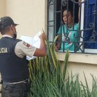 Momentos en que la exalcaldesa Alexandra Arce es notificada para la version que debe rendir en la Fiscalía.