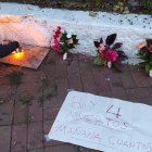 Una habitante de la isla Santa Cruz coloca una vela en un altar formado en el puerto para recordar la tragedia que dejó 4 muertos.