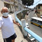 Desde una de las escalinatas del cerro del Carmen, Oswaldo Rodríguez observa lo poco que ha prosperado este sector, donde nació Guayaquil y donde escasean las obras de mejoramiento.