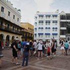 Turistas recorren una plaza del centro histórico el 24 de septiembre de 2022 en Cartagena (Colombia). EFE/Ricardo Maldonado Rozo