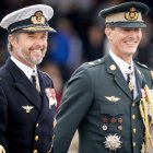 El príncipe Joaquín (der.) asiste junto con el príncipe heredero danés Frederik (izq.) a la celebración por parte del Ejército nacional del 50 aniversario de la regencia de la reina Margarita el pasado 29 de agosto. EFE/EPA/Mads Claus Rasmussen