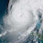 Imagen capturada por el satélite GOES-16 de la NOAA y puesta a disposición por la Subdivisión de Meteorología Regional y de Mesoescala (RAMMB) de la Administración Nacional Oceánica y Atmosférica (NOAA) National Environmental Satellite en la que se registró al huracán Ian antes de tocar tierra en el estado de Florida