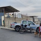 Cuatro sujetos en dos motos, balearon a una ciudadana dentro de un vehículo.