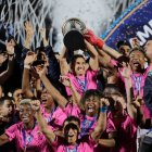 JUGADORES DEL EQUIPO INDEPENDIENTE DEL VALLE CELEBRAN EL TÍTULO DE COPA SUDAMERICANA EN 2019.