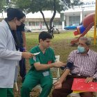 Médicos  internos del hospital Teodoro Maldonado Carbo le toman la presión a Jorge Avilés, paciente con hipertensión.