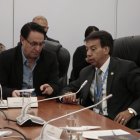 Villavicencio dialoga con Pedro Velasco que apoyó su informe junto a Bruno Segovia.