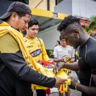 Erick Castillo jugador amarillo firmando autógrafos a varios socios del Barcelona.