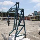 En ruinas. Dos personas recorren la zona de canchas del complejo de Asenir. Los pocos alumnos que hay no las usan por el deterioro.