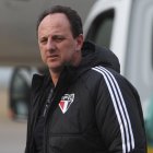 AME681. CÓRDOBA (ARGENTINA), 28/09/2022.- El entrenador del Sao Paulo de Brasil Rogelio Ceni llega hoy al aeropuerto de Córdoba (Argentina). El Sao Paulo disputará el sábado la final de la Copa Sudamericana ante el Independiente del Valle ecuatoriano. EFE/ Juan Ignacio Roncoroni