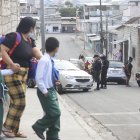 La mujer fue asesinada en los exteriores de una escuela.